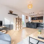 Beautiful Equipped Near Train Parking Apartment *