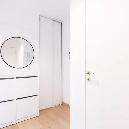 Beautiful Equipped Near Train Parking Apartamento