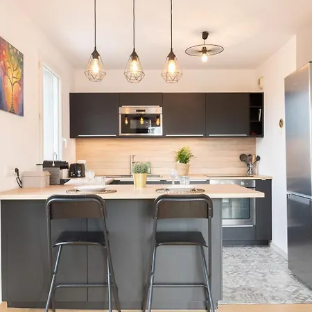 Beautiful Equipped Near Train Parking Appartement *