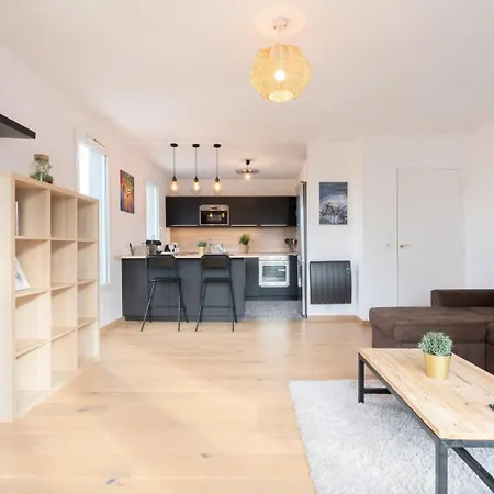 Beautiful Equipped Near Train Parking