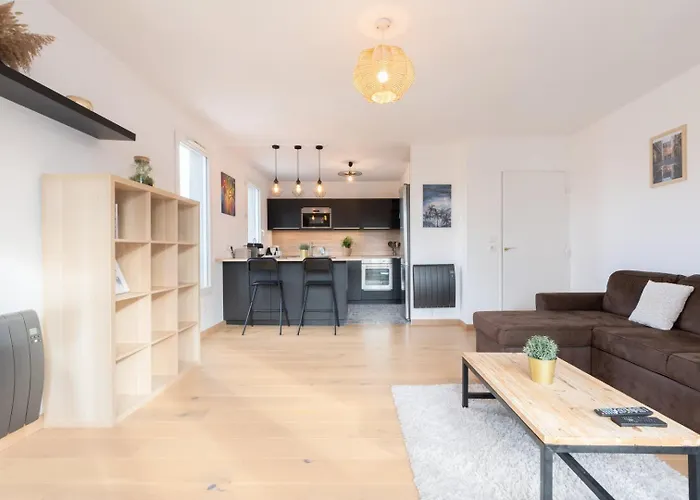 Beautiful Equipped Near Train Parking