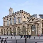 Beautiful Equipped Near Train Parking *